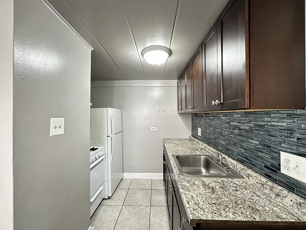 Building Photo - 9612 Ivanhoe Ave #3