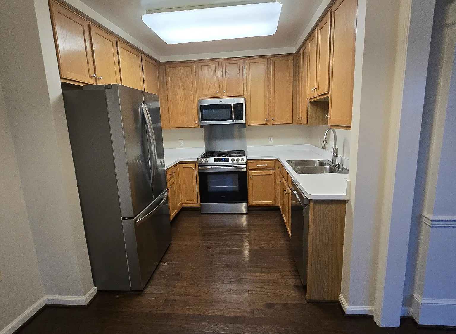2 bed, 2.5 bath, 1403 sqft, $3,840 — Photo 3