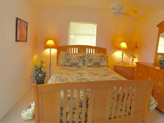 bedroom with queen bed