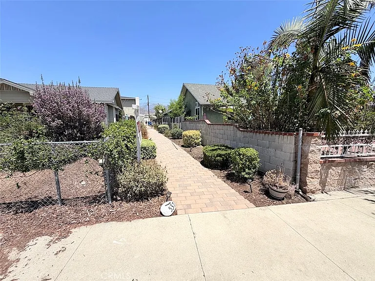 537 W Crescent Dr #1/2 — Photo 2