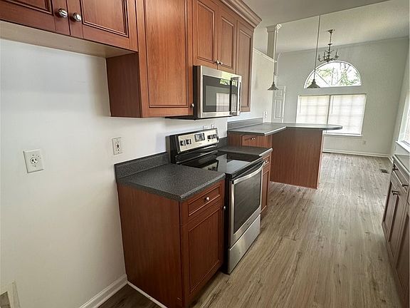 4th image of 105 Orange St
