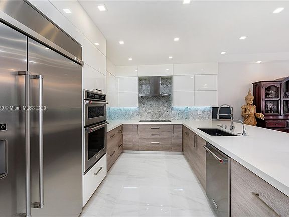 2nd image of 251 Crandon Blvd APT 428