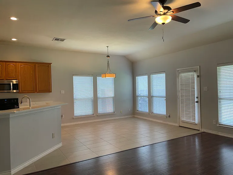 1208 Lazy Ln — Photo 7