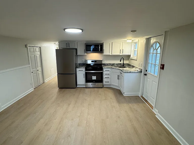 106 Railroad Ave #6 — Photo 1