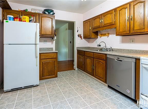 5th image of 241 Leslie Ave