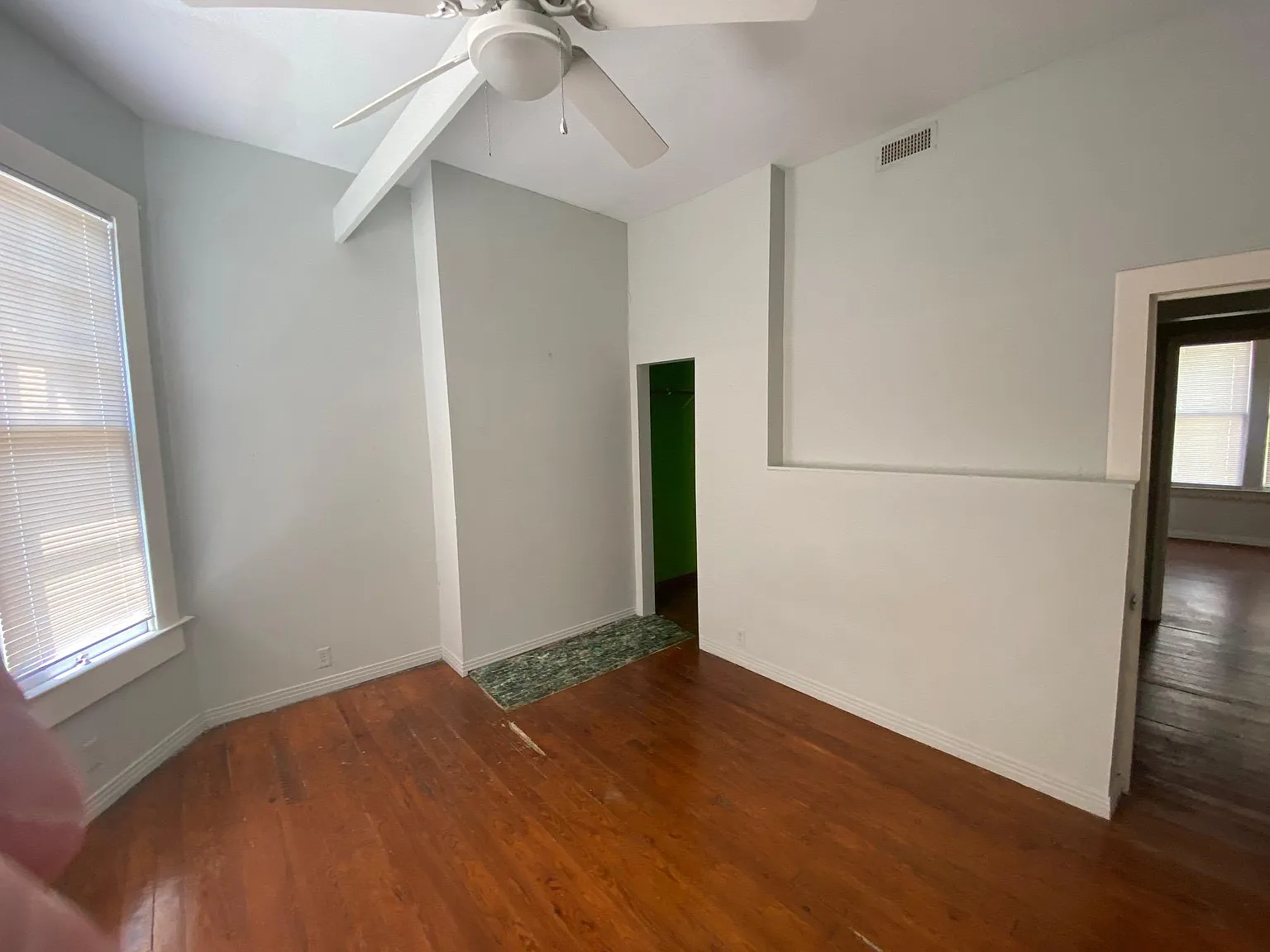 324 Oldham Ave — Photo 4