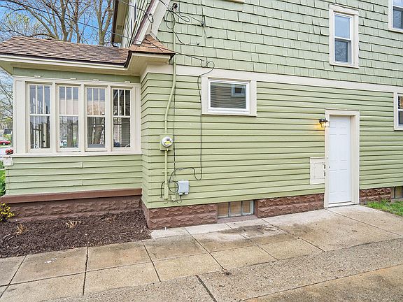 4th image of 822 Hazen St SE