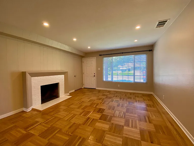 659 Robin Dr — Photo 2