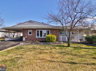 26 Grove Ln, Levittown, PA 19055