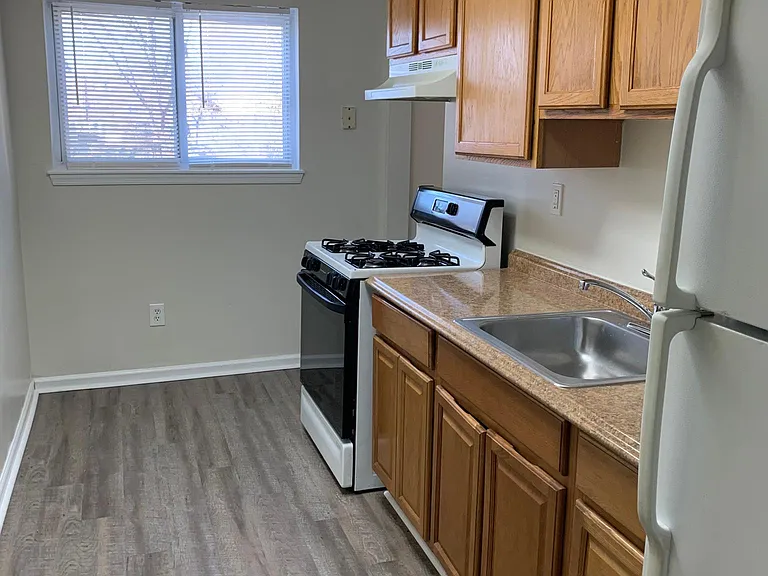 916 Grant Rd — Photo 10