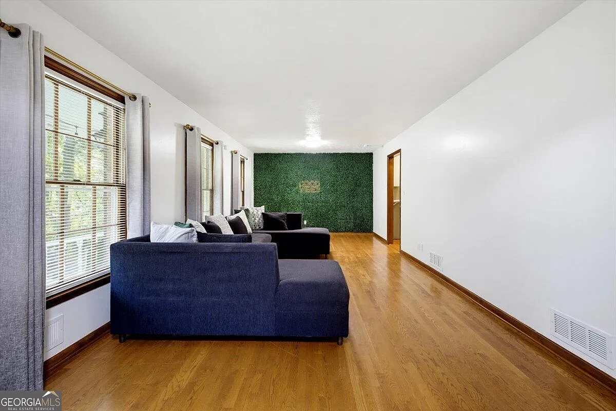 6 bed, 4.0 bath, 3640 sqft, $2,550 — Photo 4