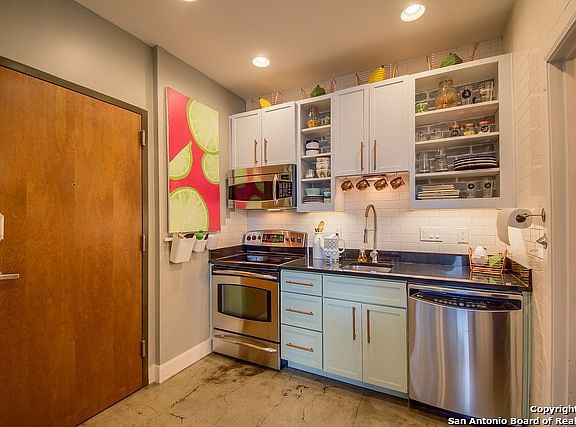 2nd image of 831 S Flores St