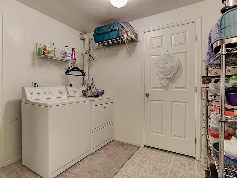 Lower FL Laundry Room w/ W&D