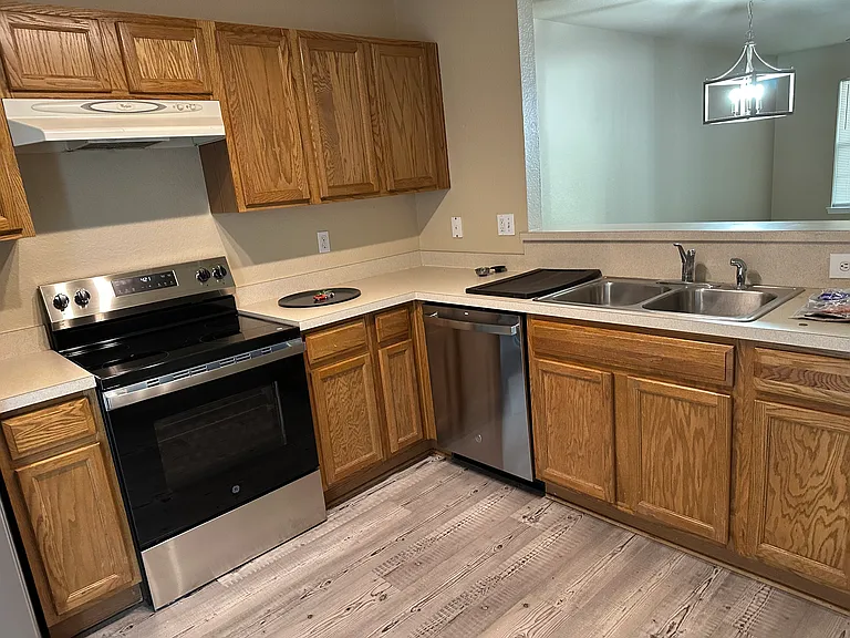 112 University Pkwy — Photo 5