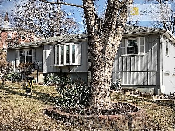 3rd image of 700 E 90th St