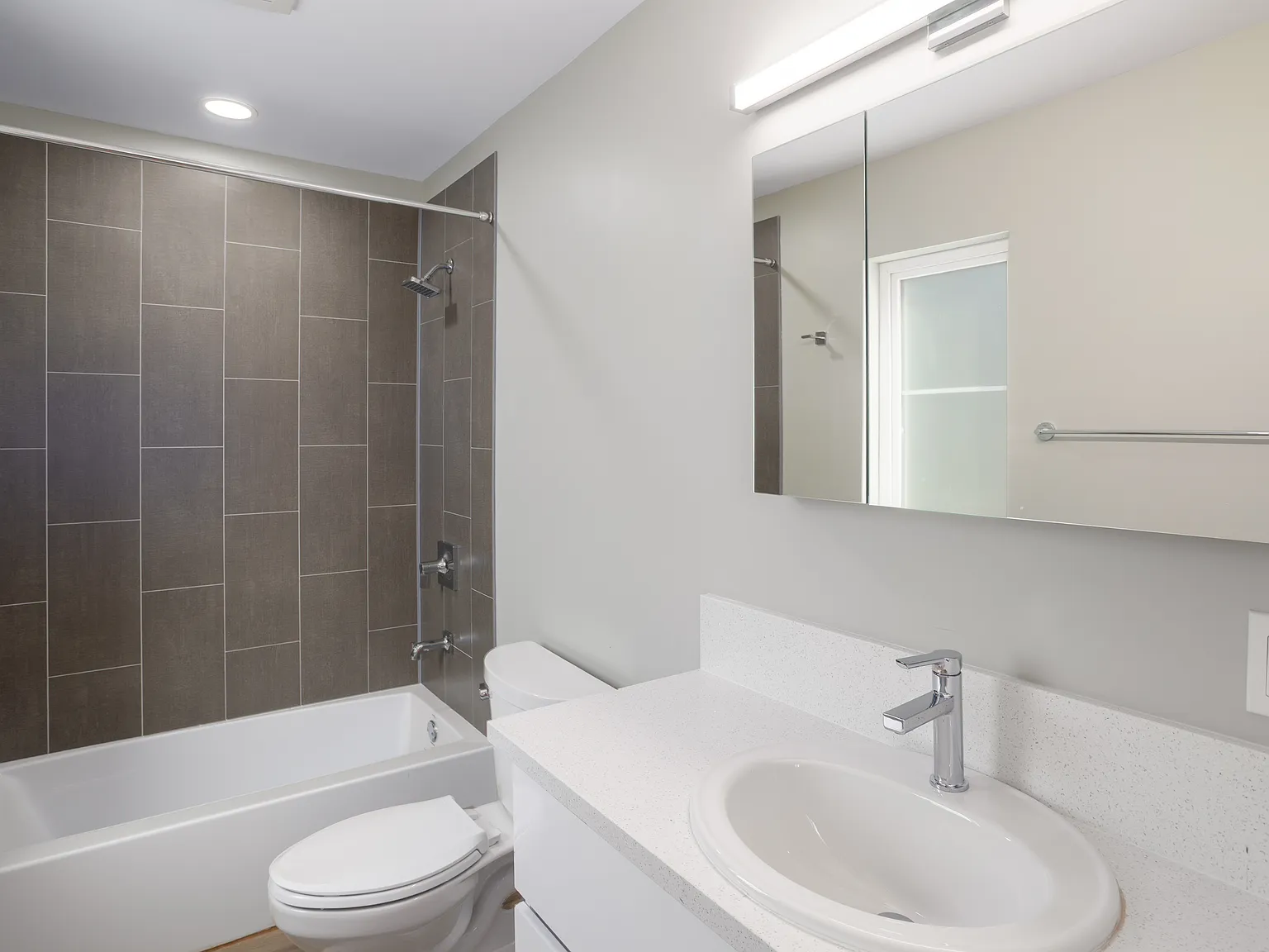 2 bed, 920 sqft, $3,995 — Photo 4