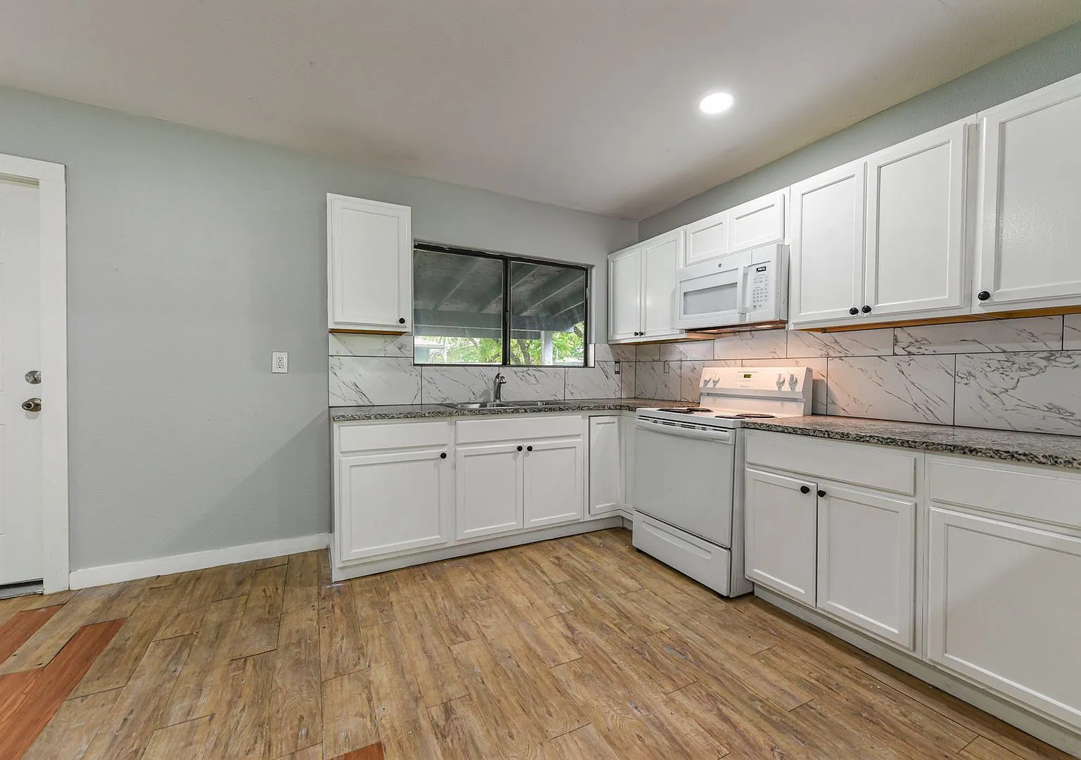 Affordable 3BD/2BA single-family unit! — Photo 3