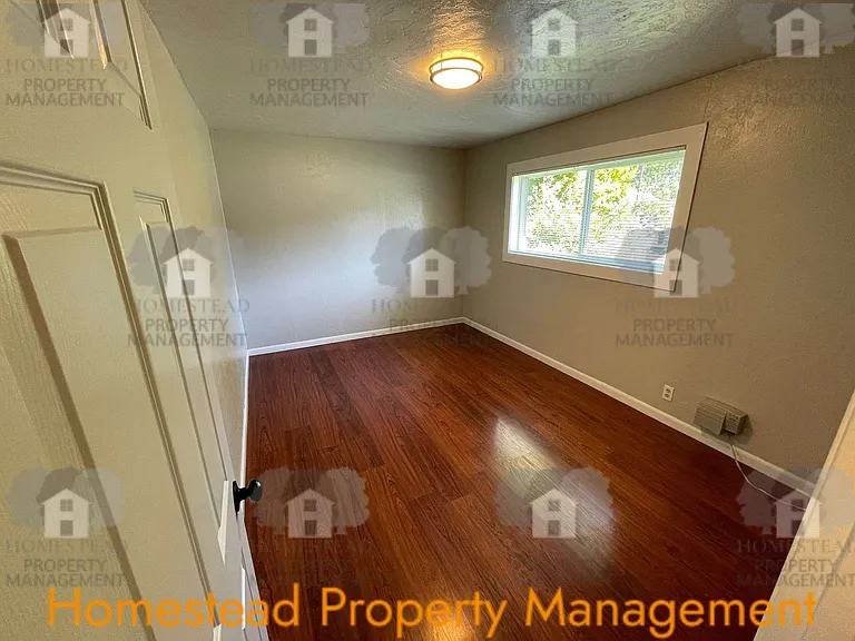 582 Main St W — Photo 11
