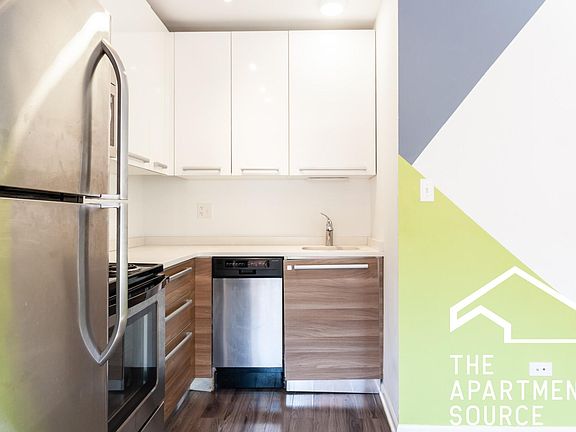 4th image of 924 W Carmen Ave #7C
