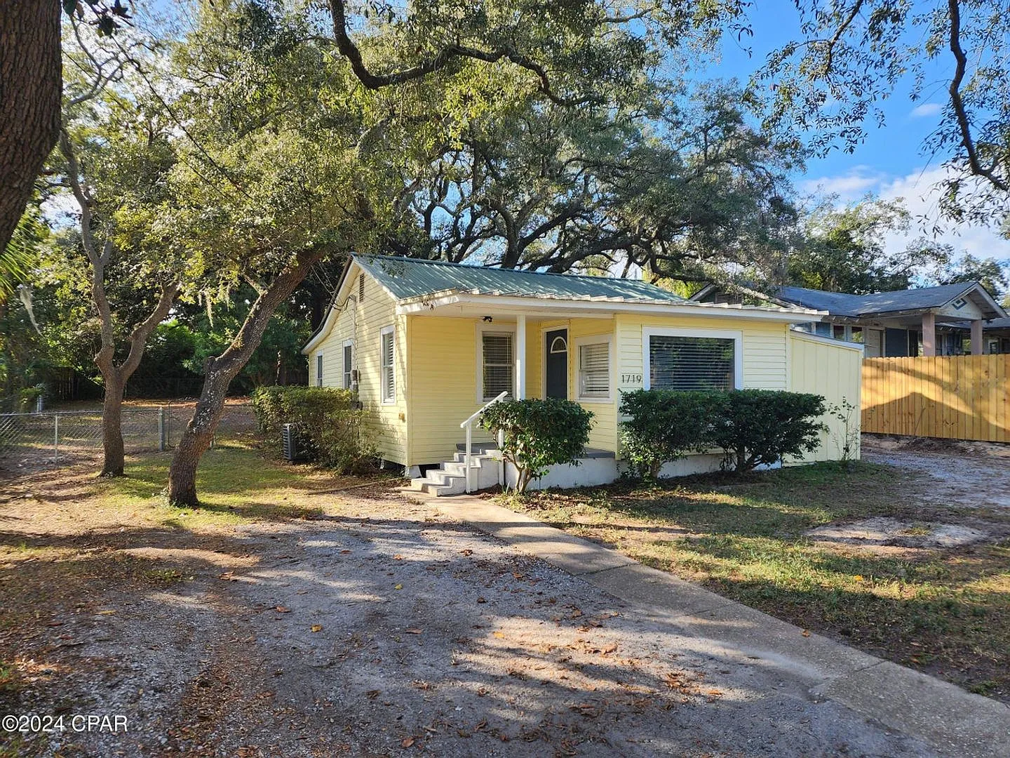 Tiny home vibe on a large private lot!! — Photo 2