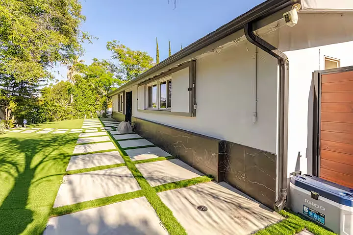 20412 Oxnard St — Photo 46