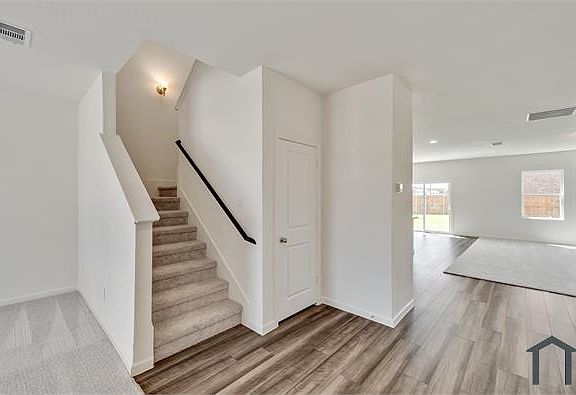 5th image of 795 Yorkshire Dr