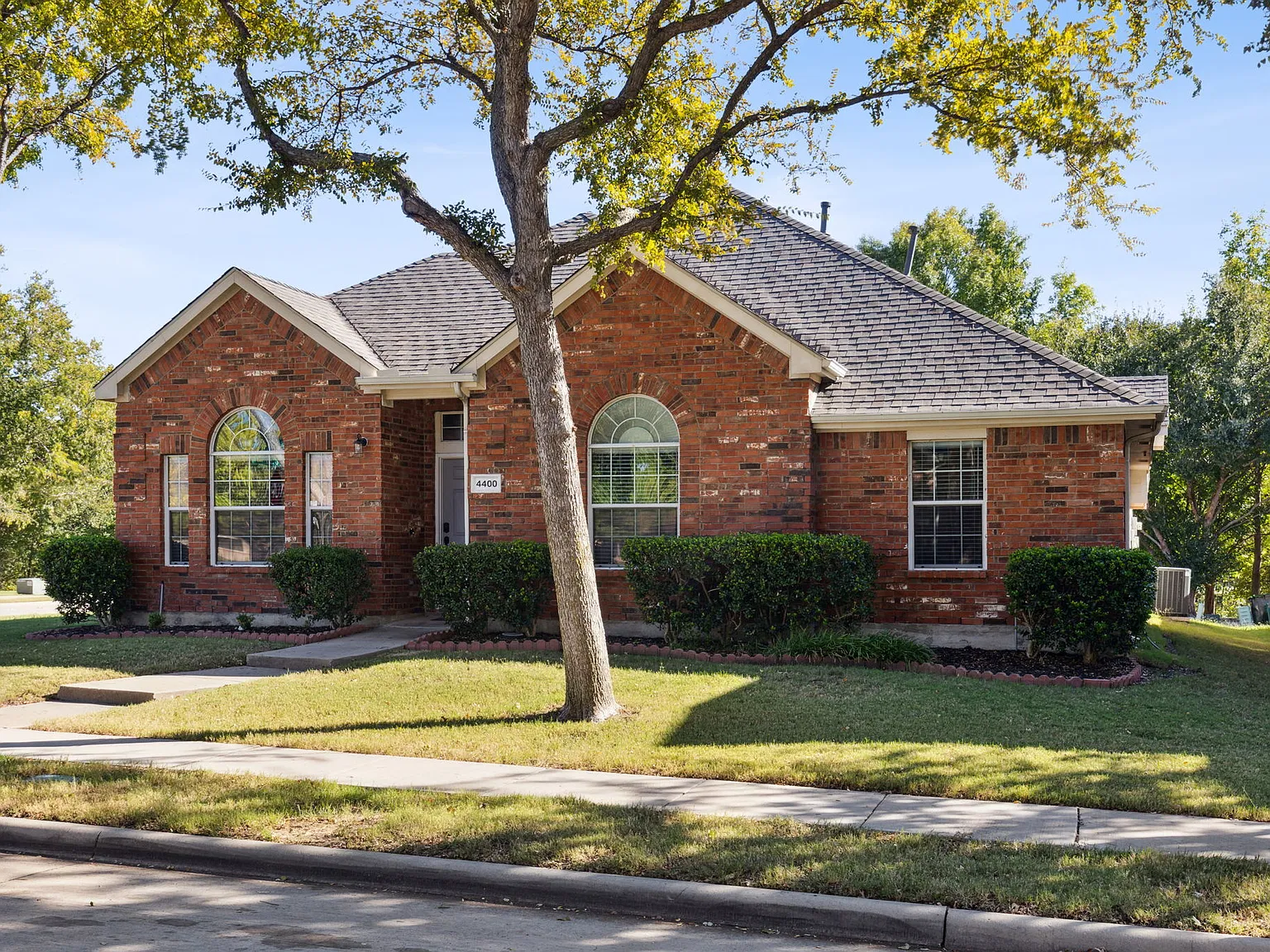4 bed, 2250 sqft, $8,035 — Photo 2
