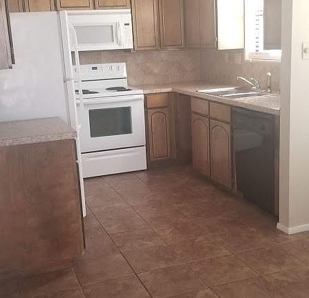 5th image of 11 Harbour Town St