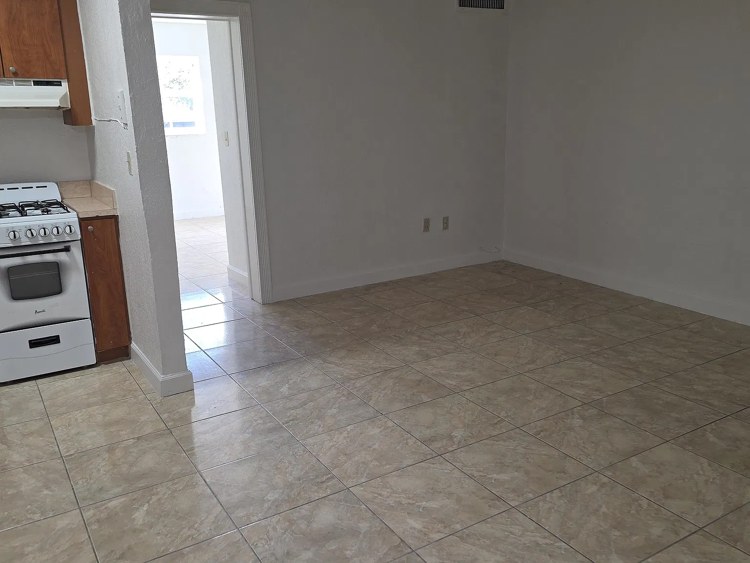 1330 W 54th St — Photo 3