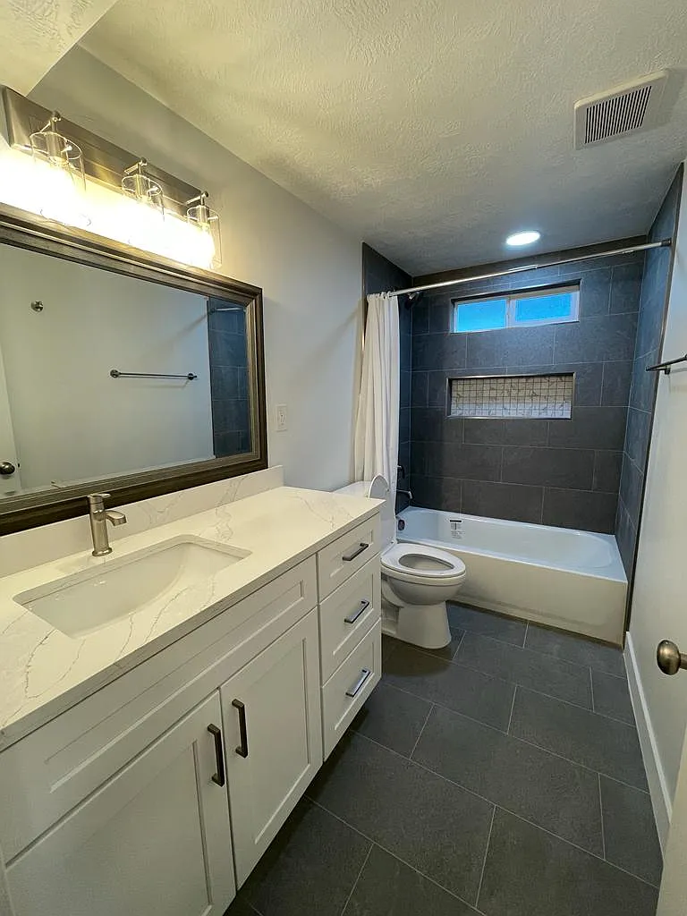 8 bed, 2909 sqft, $775 — Photo 1