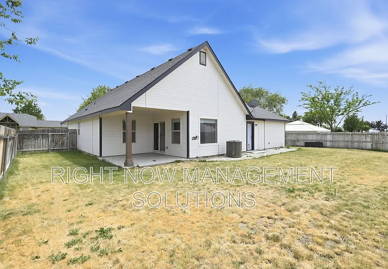 1295 N Blossom Ave — Photo 22