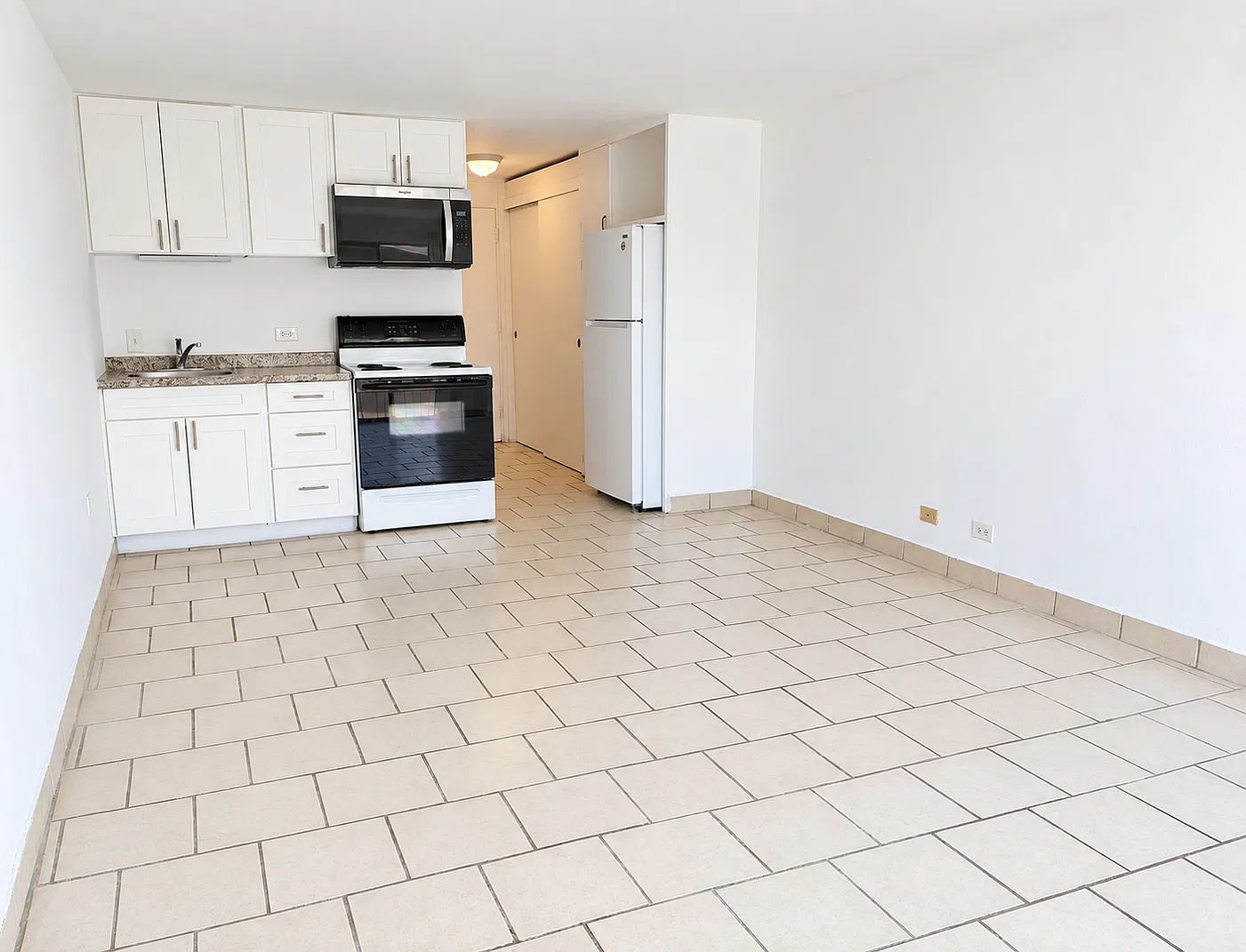 Surfside studio $1250.00 available 10/8/26 — Photo 4