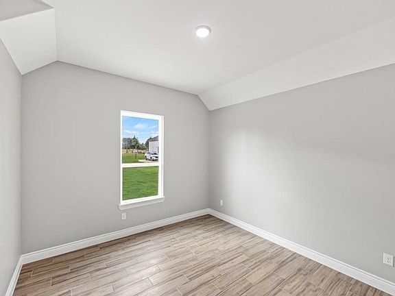 5th image of 531 Oleander St