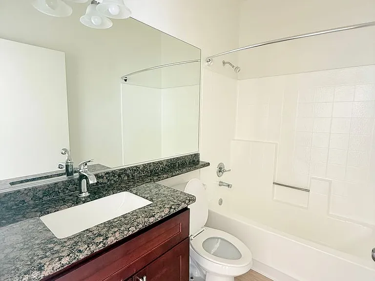 Perfectly situated 2 bedroom and 2 bathroom ! — Photo 56