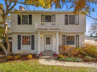 40 Somerset Dr NE, Grand Rapids, MI 49503