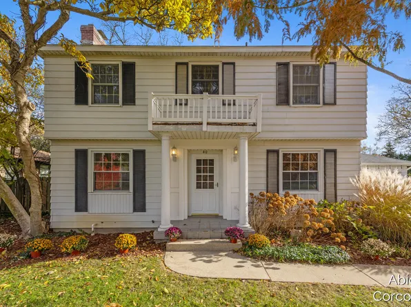 40 Somerset Dr NE, Grand Rapids, MI 49503