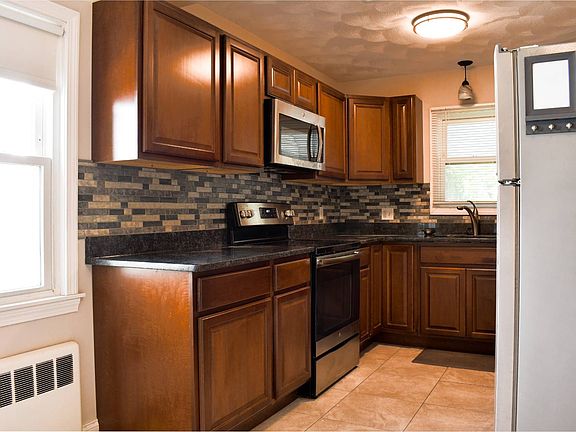 4th image of 28 Lyndhurst Ave