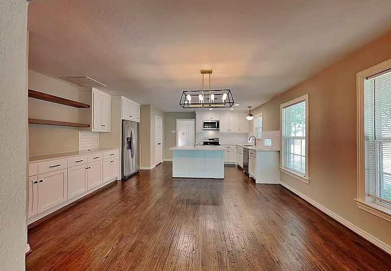 4345 Skillman St — Photo 11