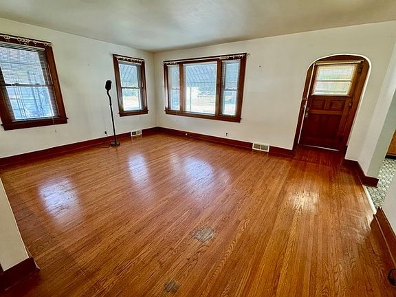 2nd image of 409 Oak St