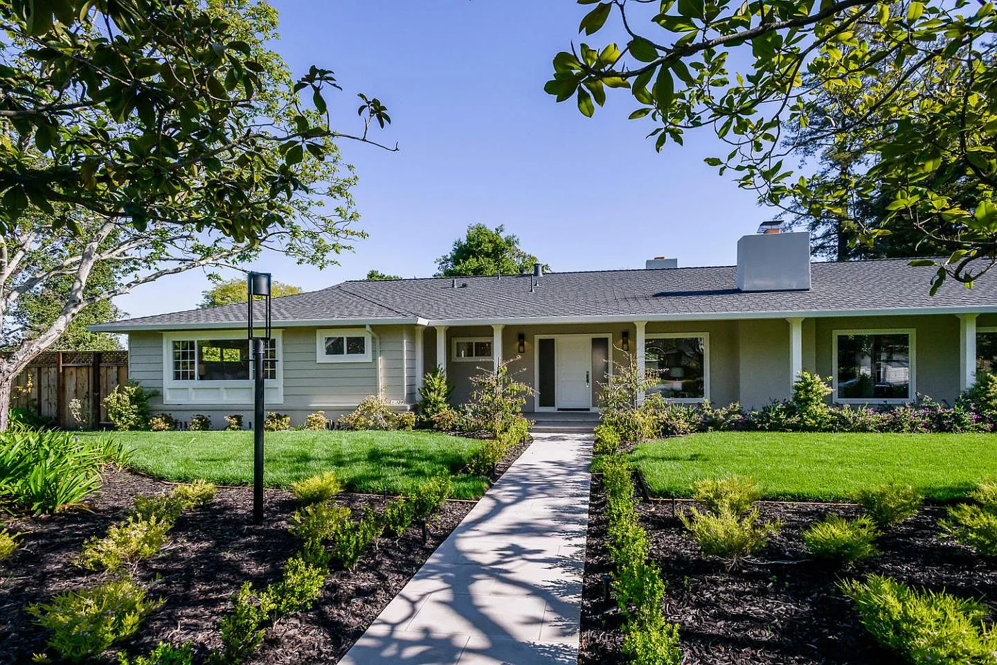 110 Country Club Dr photo 1