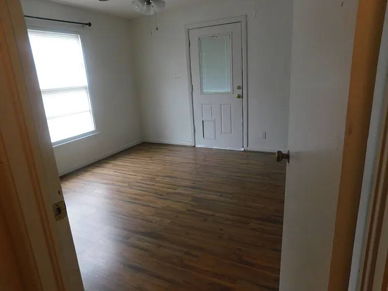 1007 Davis St N — Photo 16