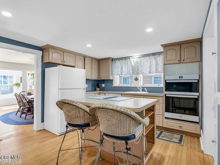 424 Burlington Ave — Photo 7