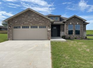 1413 E Riverton Rd, Nixa, MO 65714