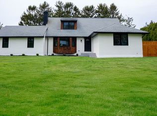 17 Underhill Dr, Southampton, NY 11968