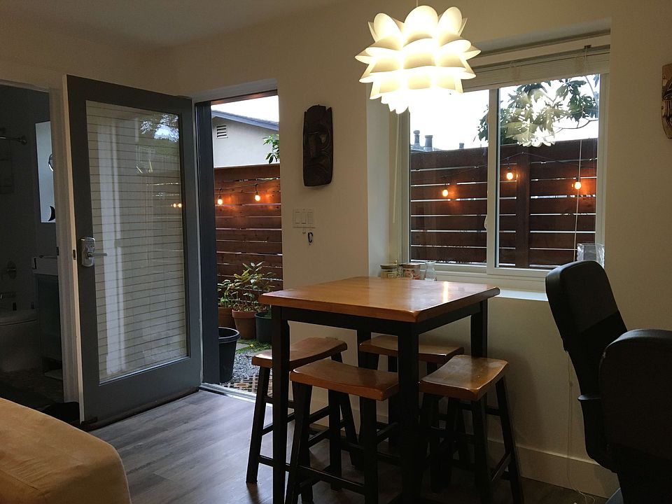 Private entrance and Dining area