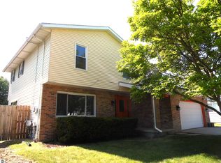 1191 N Frost Dr, Saginaw, MI 48638