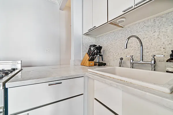 Rented by Avi Nash Associates | media 10