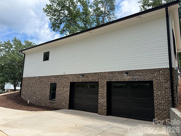 4th image of 1135 Pinebrook Ave SE