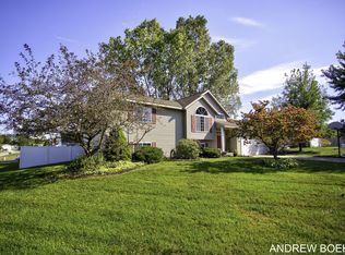 3518 Willowood Dr, Zeeland, MI 49464