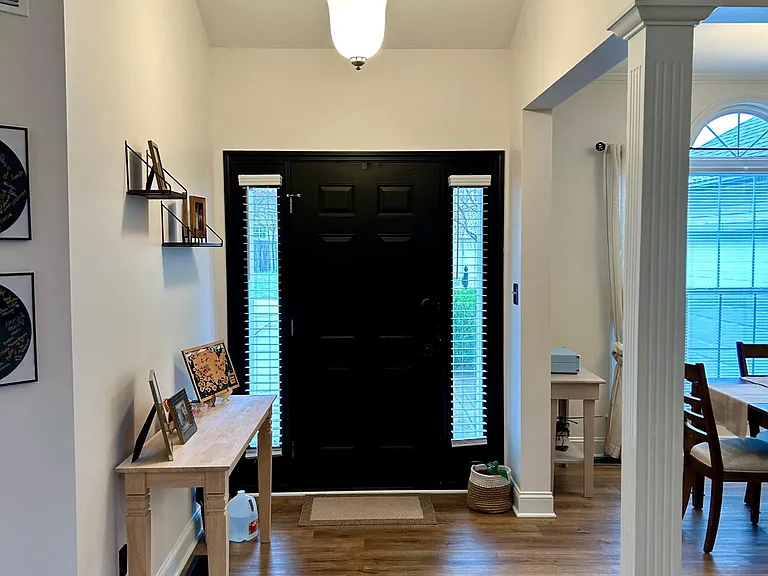 114 Montclair Ct — Photo 2